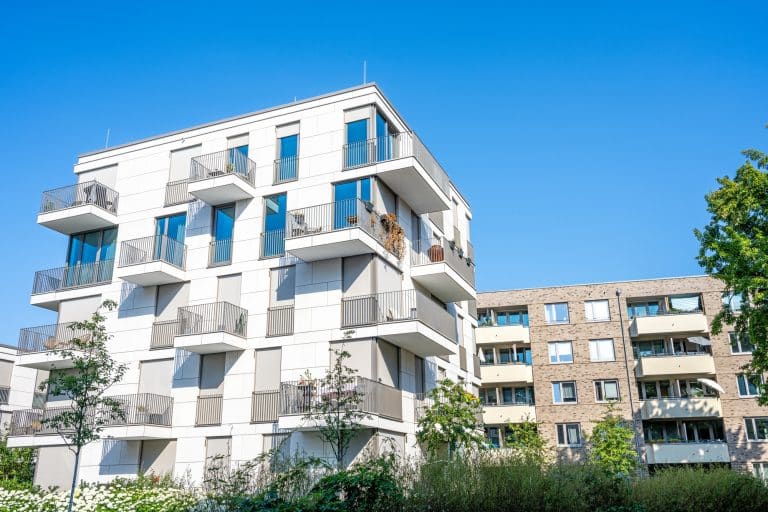 Gentile Immobilien Vermietung Haus mit Appartmens Balkons von außen